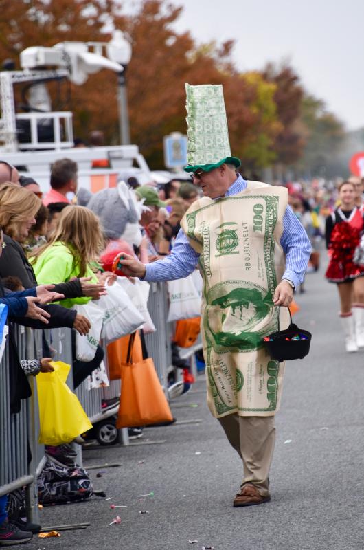 Community Bank’s Jack Riddle is not handing out money, but candy is preferred by the hundreds of youngsters lining the Sea Witch Parade route. RON MACARTHUR PHOTO