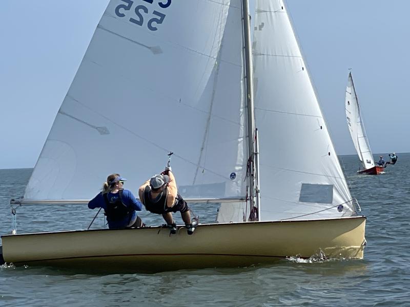 The winning duo of Sarah Lester and Tony Ingram hike out using the trapeze on their Mobjack. KATHY O’HANLON PHOTO
